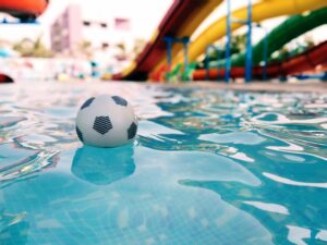 giwa-palla-in-piscina-che-galleggia