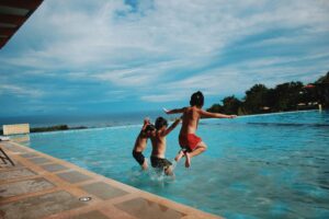 piscina-bambini-che-si-tuffano